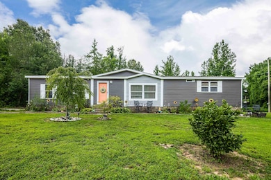 Manufactured / mobile home with a front yard