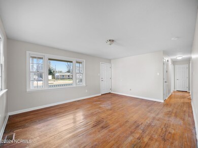 309 Lakewood Dr, Jacksonville, NC 28546 - photo 6