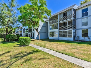 8401 Lagos de Campo Blvd unit V210, Tamarac, FL 33321 - photo 4