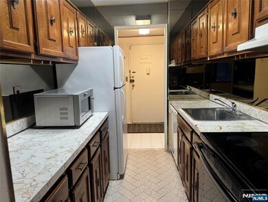 The Chateau unit 2E, Cliffside Park, NJ 07010 - photo 2