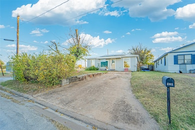 801 W Wheeler St, Breckenridge, TX 76424 - photo 3