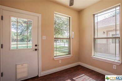 Pet room (with access to fenced pet yard)
