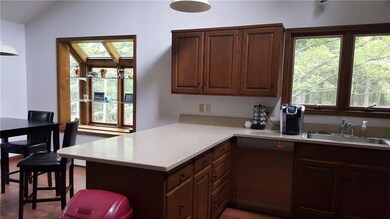 Eat in, breakfast bar, pantry, stainless steel, hi