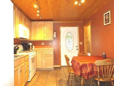 Kitchen. Seller is leaving a Free standing Dishwas