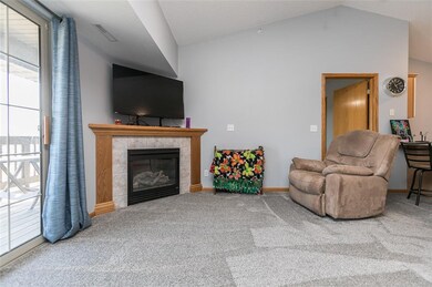 250 Cimarron Dr unit 321, Hiawatha, IA 52233 - photo 5