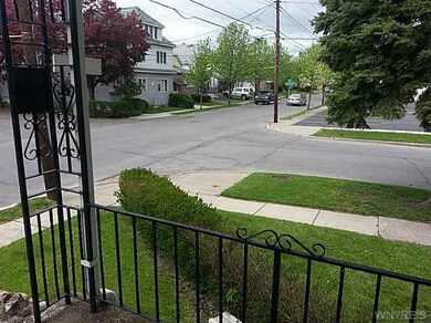 Exterior Front Corner Yard