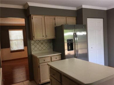 SS fridge with water/ice dispenser. Pantry. Crown moldings, island.