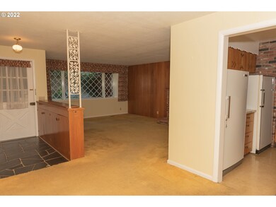 Living Room/Entrance