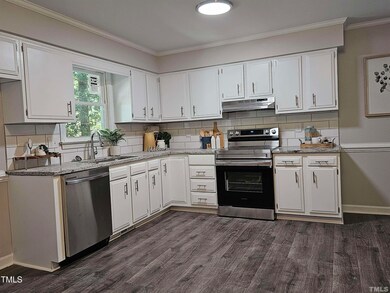 5906 Applewood Ln, Raleigh, NC 27609 - photo 4