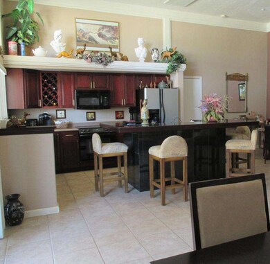 Kitchen & Breakfast area