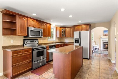 11 Forsythia Dr, Nashua, NH 03062 - photo 4