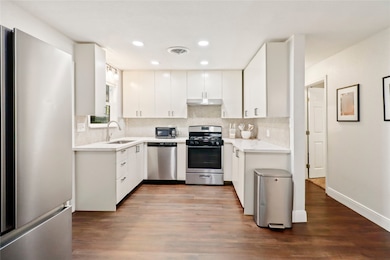 916 N Chenango St, Angleton, TX 77515 - photo 3