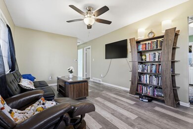 2404 E 37th Ct, Des Moines, IA 50317 - photo 4