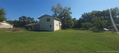 901 N Hopi St, Chouteau, OK 74337 - photo 2