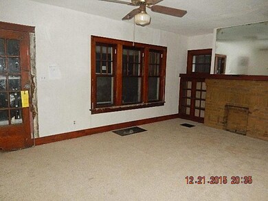 176 N Chase Ave living room