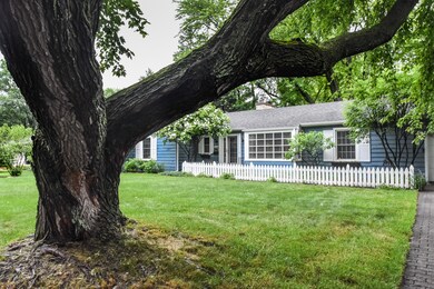 Look at the little picket fence!!