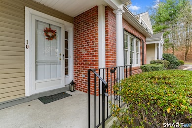 10 Hawthorne Ridge Cir, Trumbull, CT 06611 - photo 2