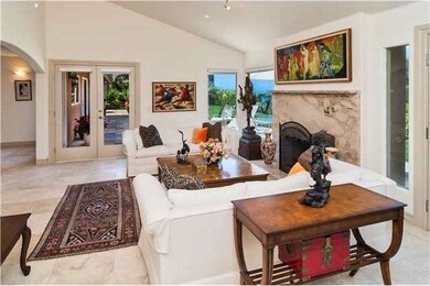 Cozy Living room w/fireplace