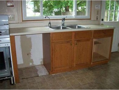 32 Arlington St unit B, Haverhill, MA 01830 - photo 2