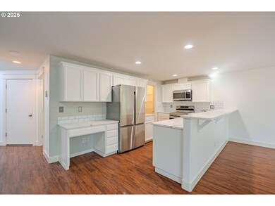 Kitchen-Breakfast Bar