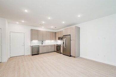 Kitchen with appliances with stainless steel fini