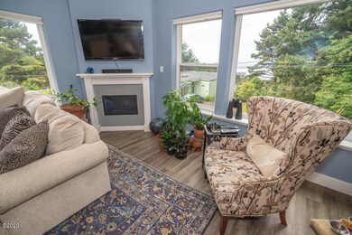 1012 SW 11th St unit A_B, Lincoln City, OR 97367 - photo 2