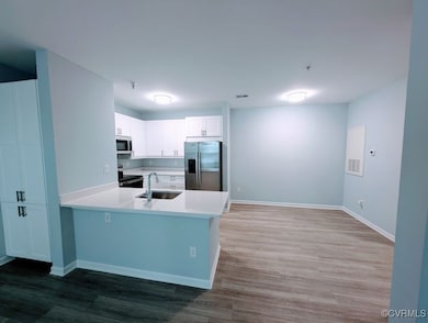 Kitchen with kitchen peninsula, stainless steel ap