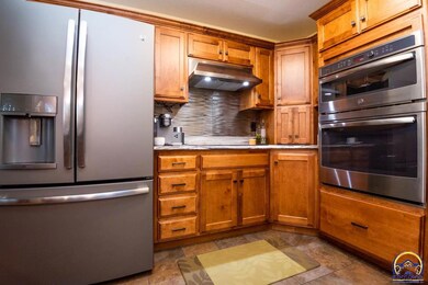 6302 SW 48th Place, Topeka, KS 66610 - photo 7