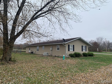 313 E Taylor St, Sorento, IL 62086 - photo 3