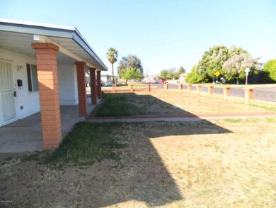 fbfrontyard1269776_10152291632983818_132