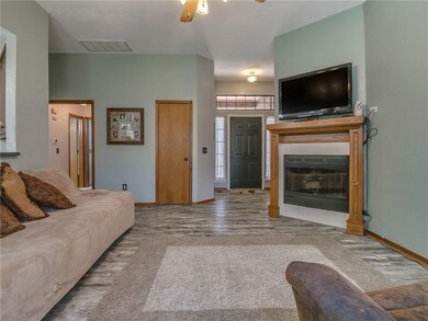 Living area....hall to secondary bedrooms on the l