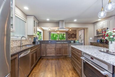 06_146HigmanParkHill_177003_Kitchen_LowR