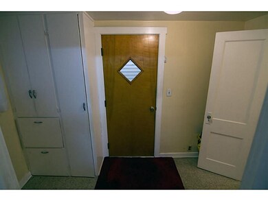 Entry/Foyer.