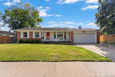 1610 Ravenswood Dr, Lansing, MI 48917 - photo 2