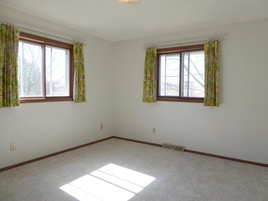 3922 Aurora St, Dubuque, IA 52002 - photo 7