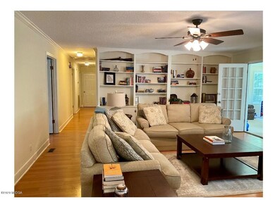 FAMILY ROOM (002)