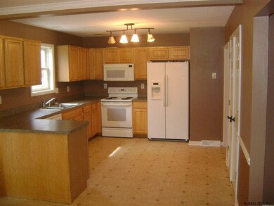 47 Acorn Ave, Rensselaer, NY 12144 - photo 2