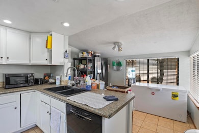 Kitchen w Freezer