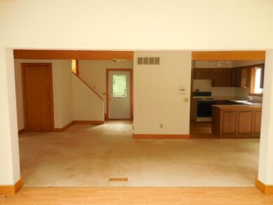 263-402289-LivingRoom-Kitchen-Entry