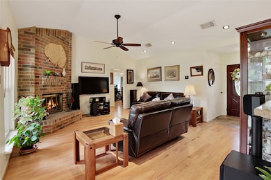 1404 Edinburgh Dr, Friendswood, TX 77546 - photo 4