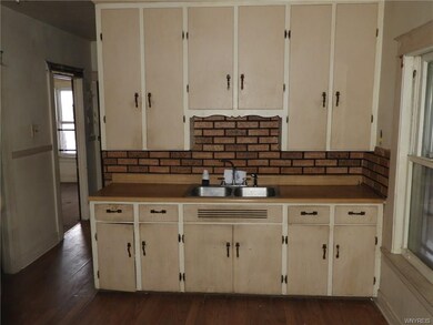 Unit 1: dine-in kitchen.