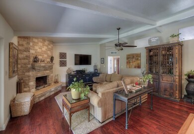 005_Family Room
