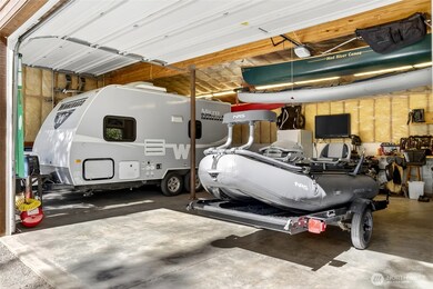 The open floorplan provides lots of flexibility as a workshop, for storage or both.