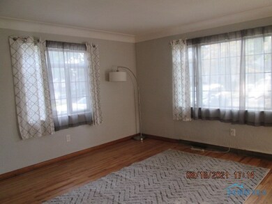 Livingroom with Hardwood floors