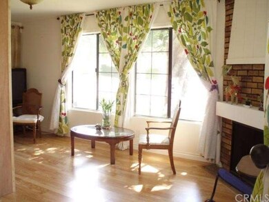 Large Living Room At Entrance