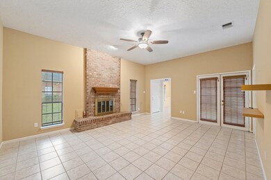 211 Skyview Terrace unit 201, Friendswood, TX 77546 - photo 5