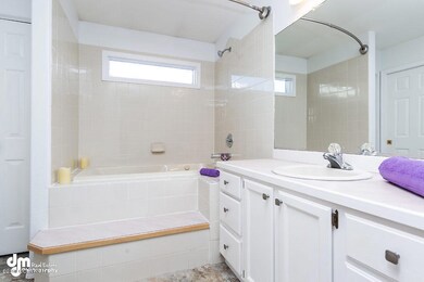Bathroom 1_KI_01-SMALL