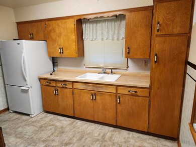 1319 W 7th St, Cedar Falls, IA 50613 - photo 5