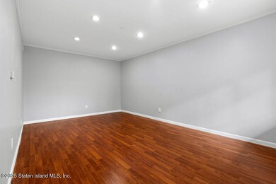 423 Willow Rd E, Staten Island, NY 10314 - photo 6