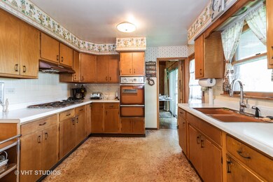 158 Castlewood Dr, Carpentersville, IL 60110 - photo 4